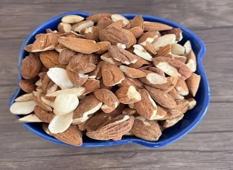 تصویر 1 از بادام درختی شکسته و اماده مصرف